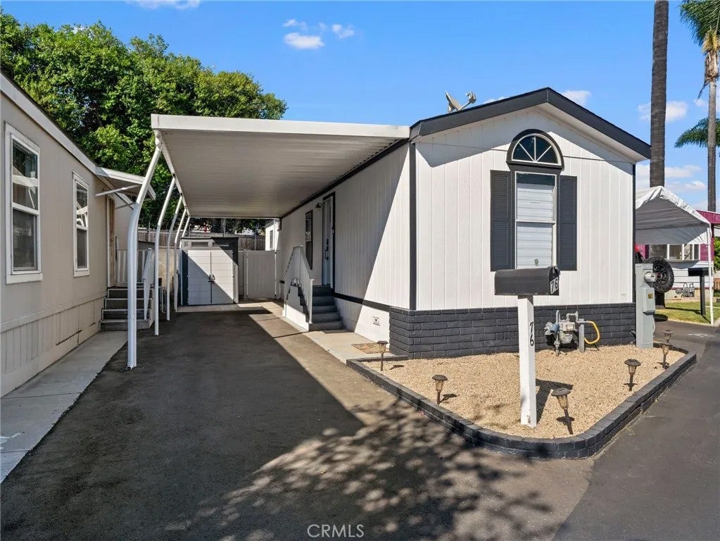 1517 N Newhope 76 — photo