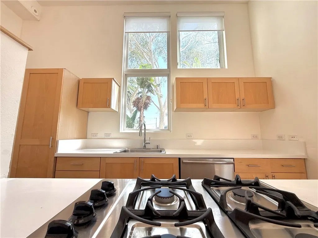 323 E Dayman 3 — photo