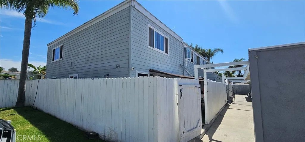 102 Avenida San Fernando 6 — photo