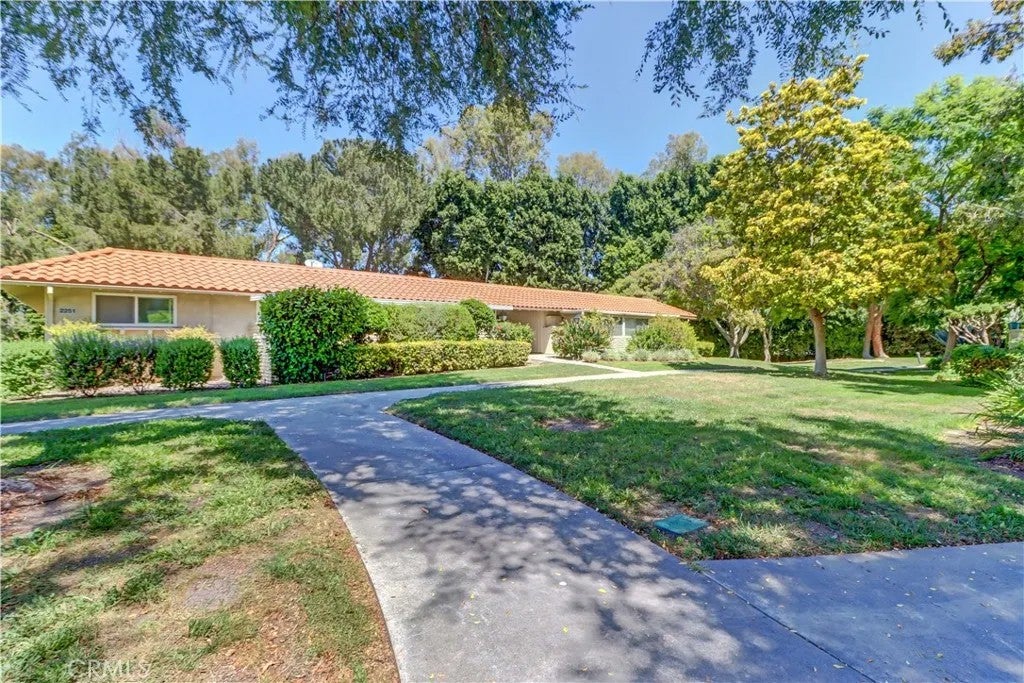 2251 Via Mariposa East O — photo