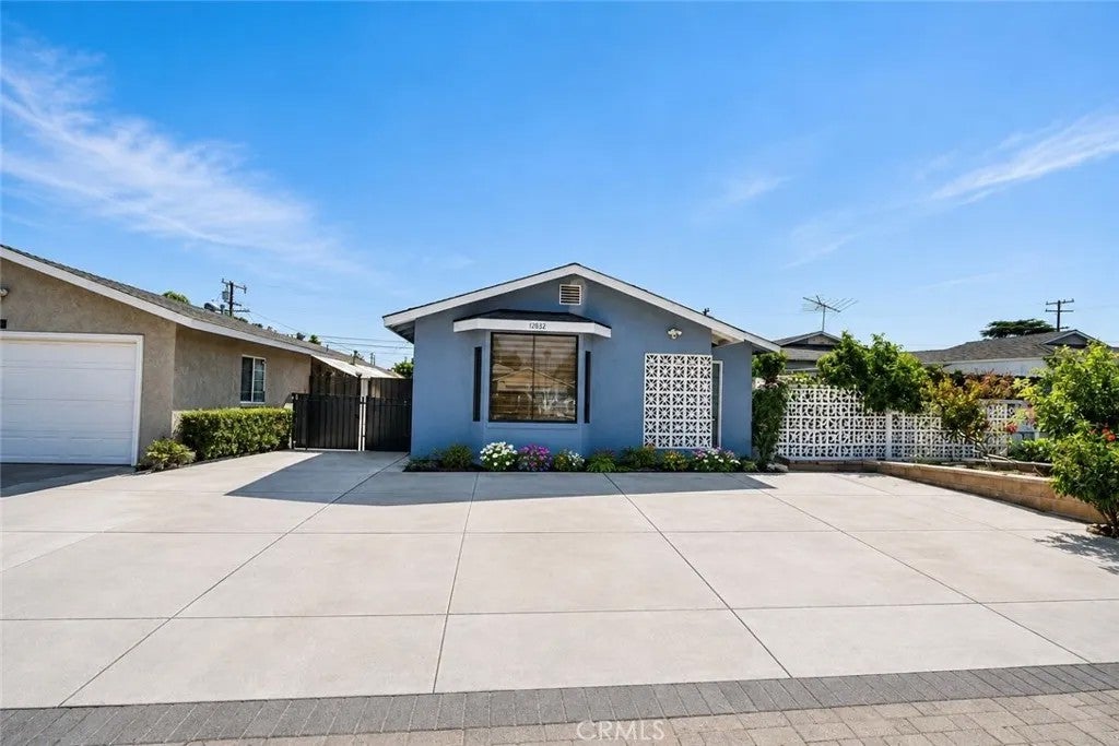 12832 Sycamore Street — photo