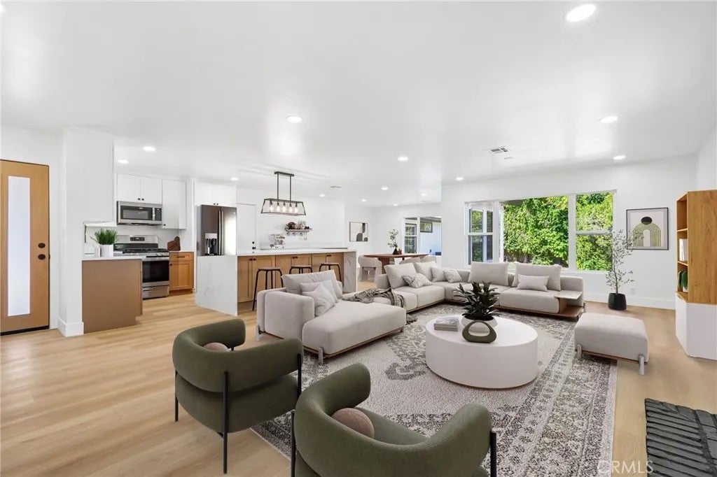 10007 Debra Ave — photo