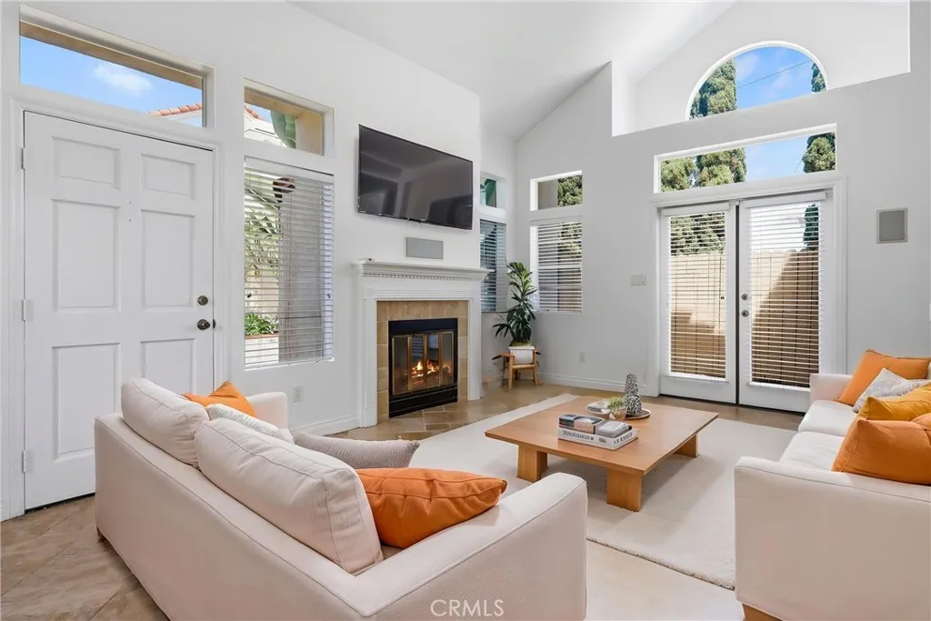 2575 Elden Avenue #3, Costa Mesa, CA 92627 — photo 2