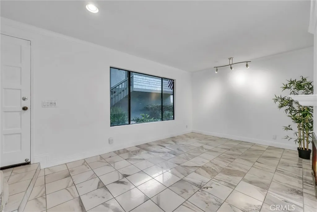 229 W Wilson Street Unit 10 — photo