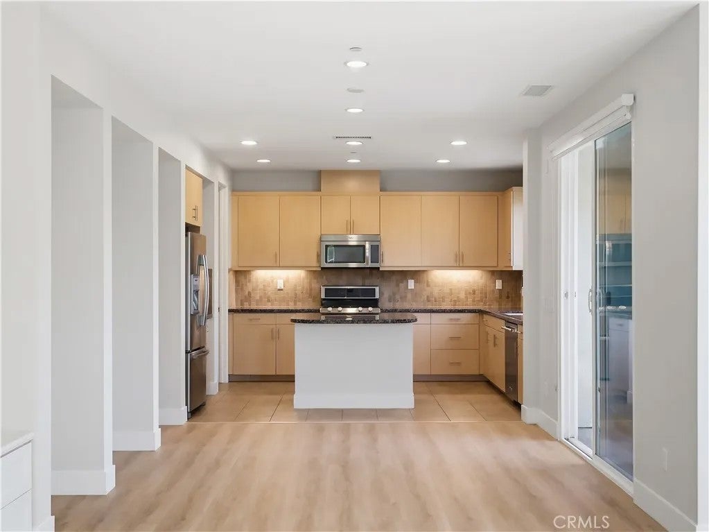 1 Vantis Drive — photo