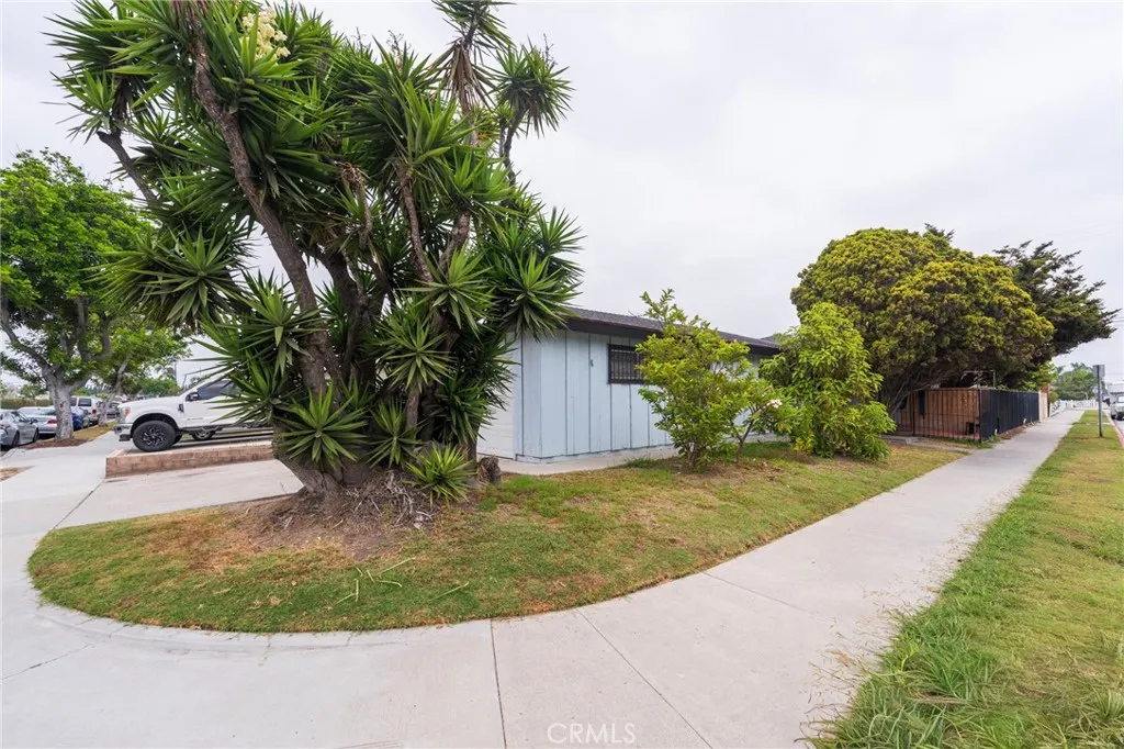12852 Court Street — photo