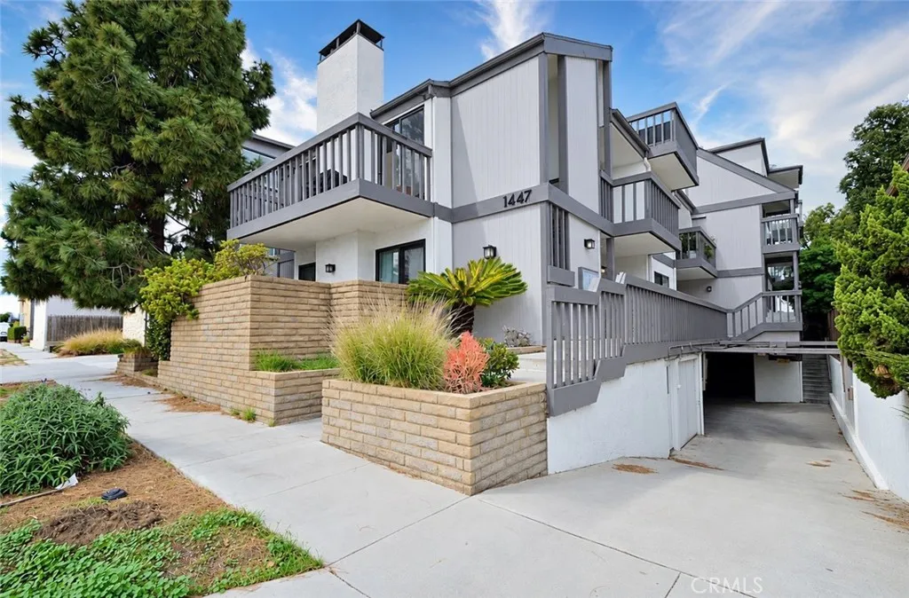 1447 Manhattan Beach Boulevard Unit E — photo