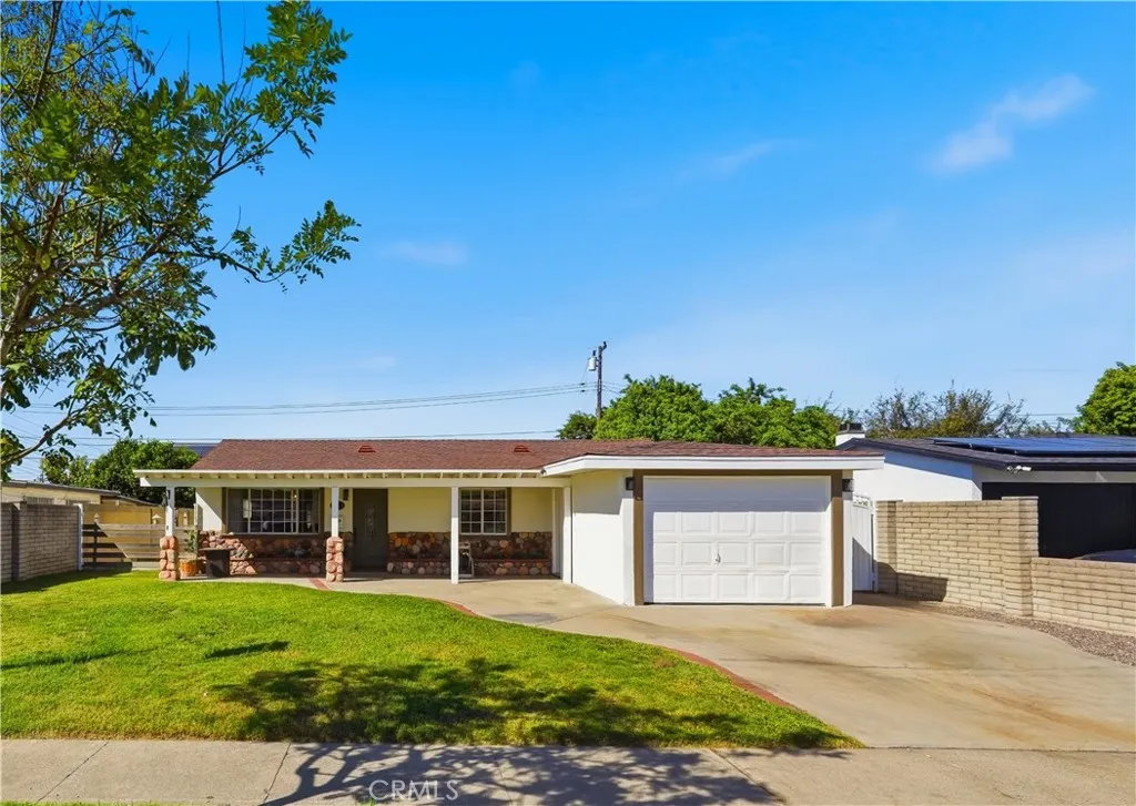 7661 El Monte — photo