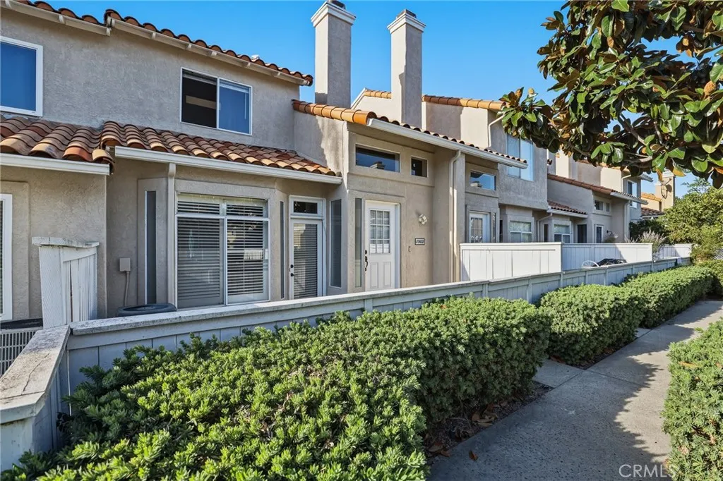 27422 Iris Avenue — photo