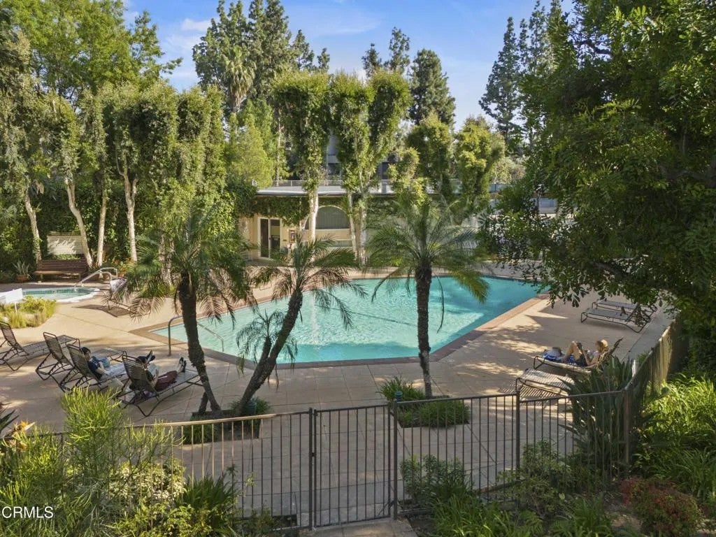 22330 Victory Boulevard 401 — photo