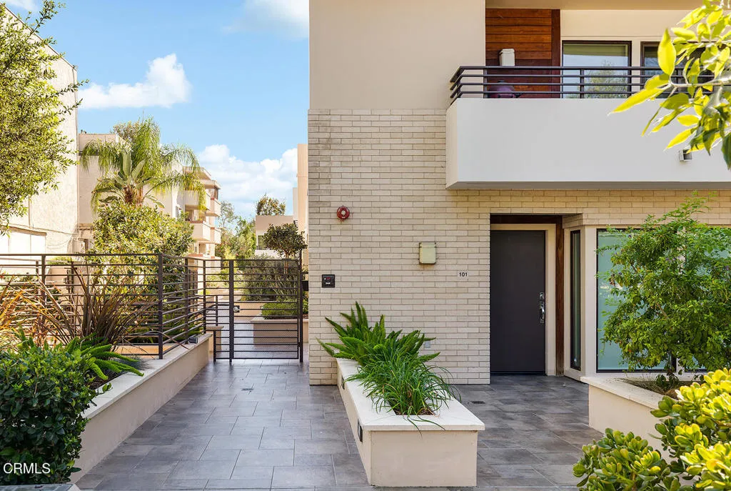 2428 E Del Mar Boulevard Unit 207 — photo