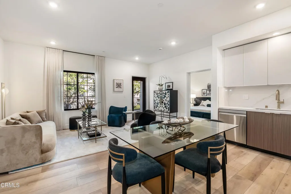 139 S Oak Knoll Avenue Unit 302 — photo
