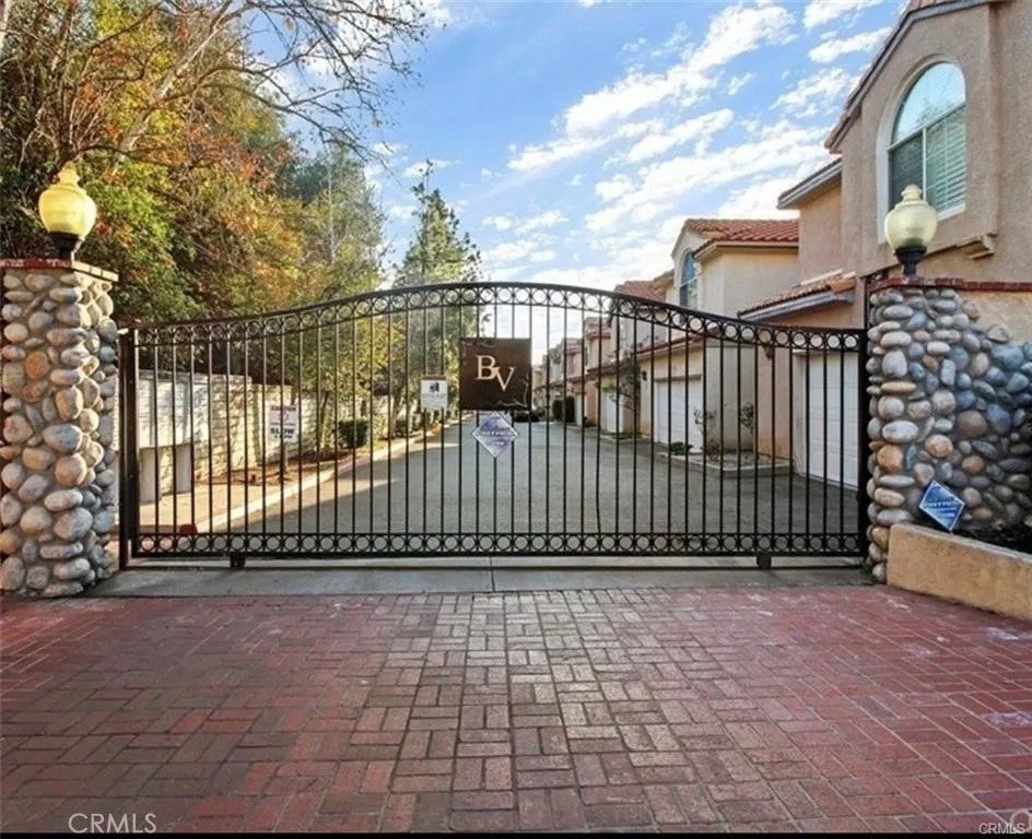 13775 Glenoaks 8 — photo