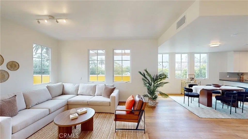 1878 E Walnut Street 213 — photo