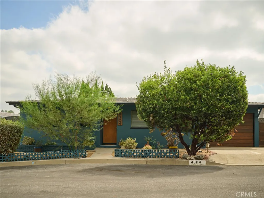 4304 Caledonia — photo
