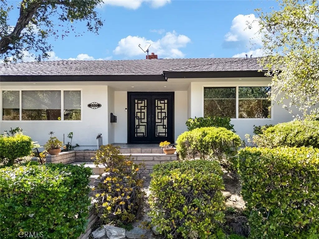 3301 Vickers — photo