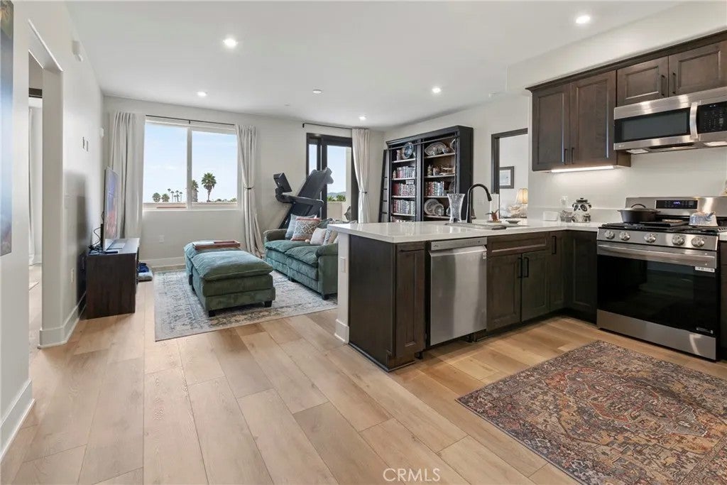 402 W Grand Ave 401 — photo