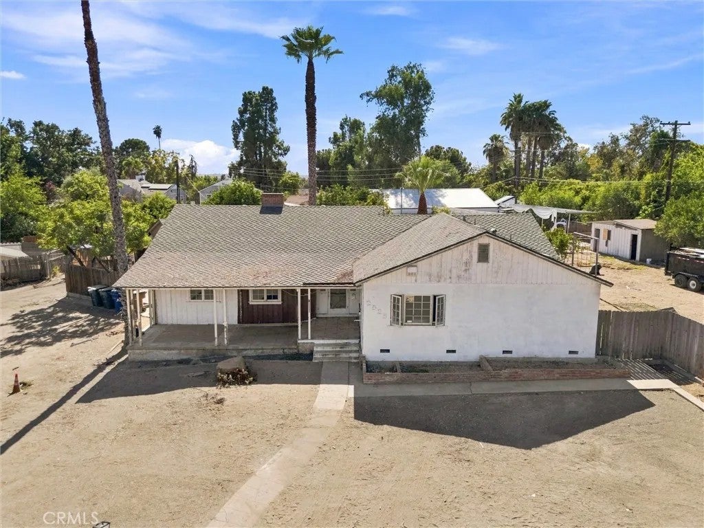 2525 Avenida Escuela — photo