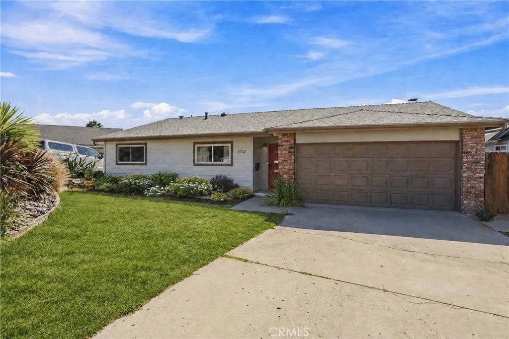 6742 Greenbrier Court — photo