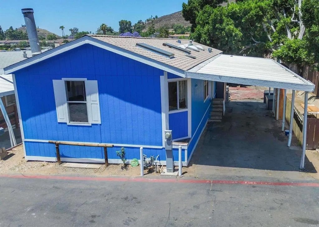 12044 Royal 121 — photo