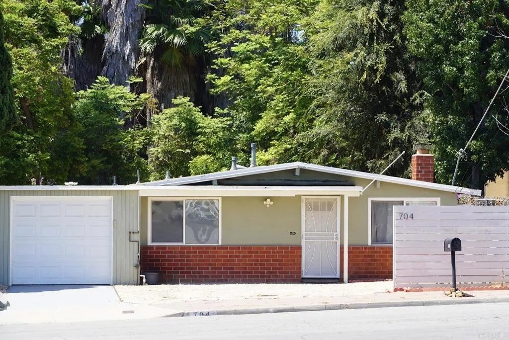 704 Galopago St. — photo