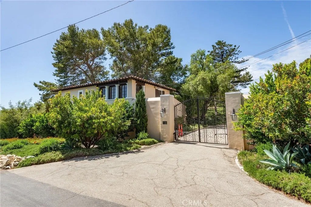 1 Peppertree Drive — photo