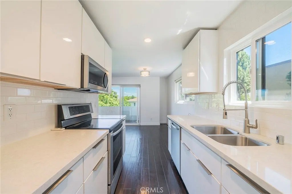 1601 Veteran Avenue 301/302 — photo