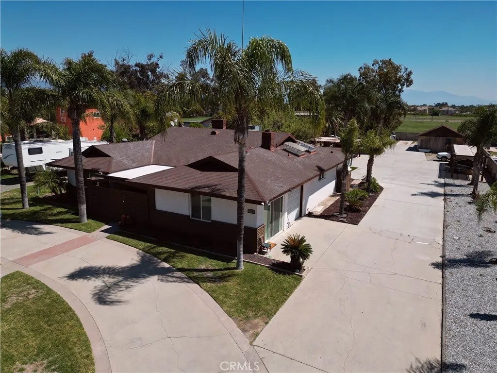 10881 Oleander Avenue — photo