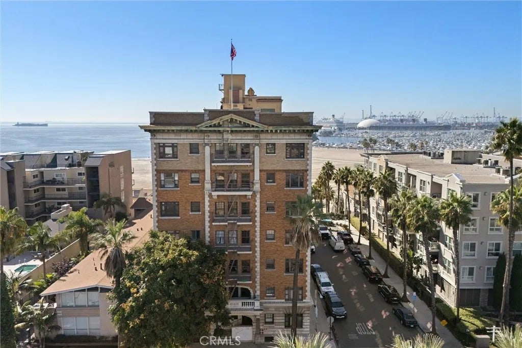 1030 E Ocean 308 — photo