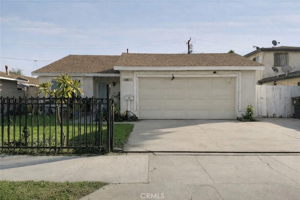 1402 Olive — photo