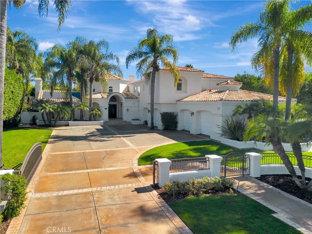 10762 Center Drive — photo