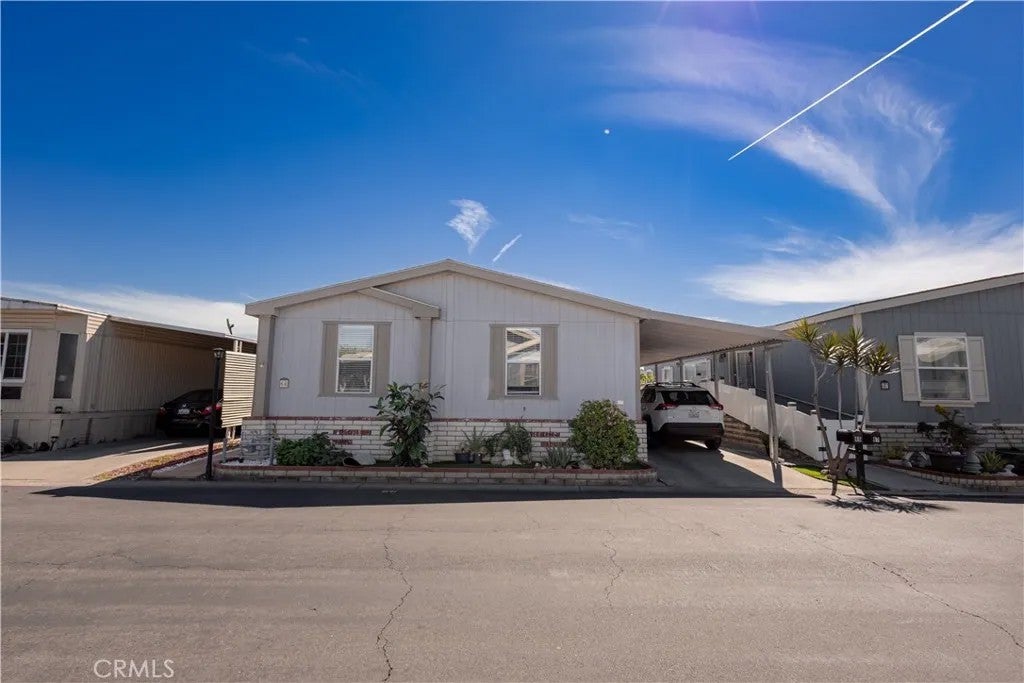 2300 S Lewis 66 — photo