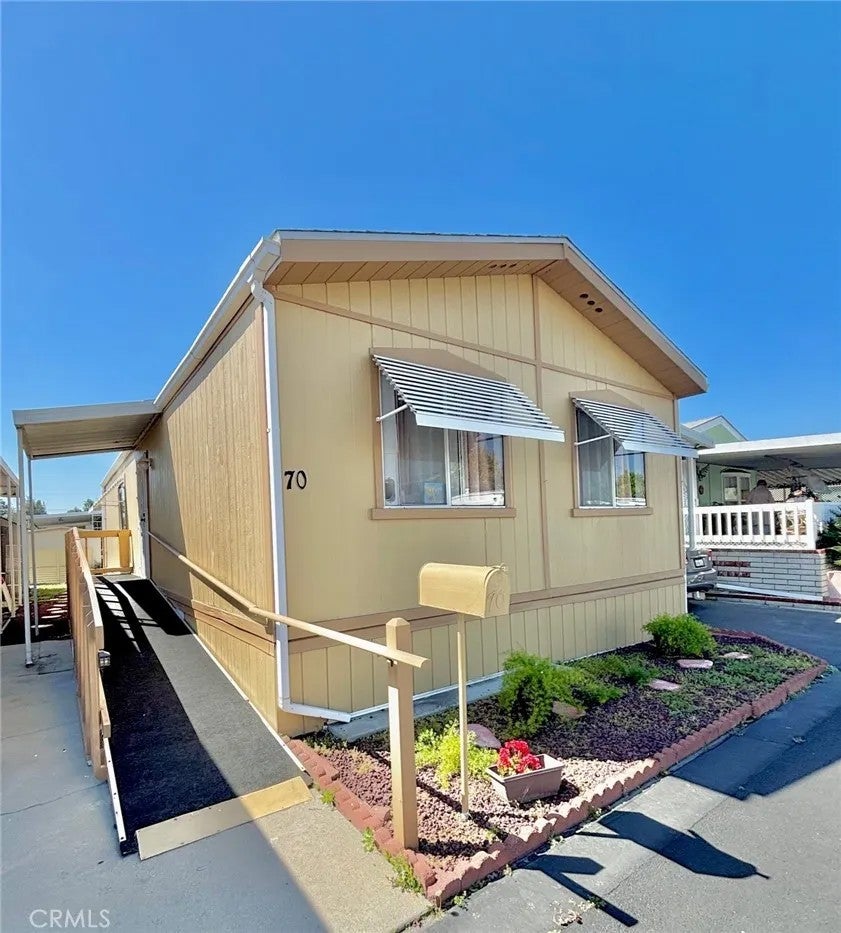 10745 Victoria 70 — photo