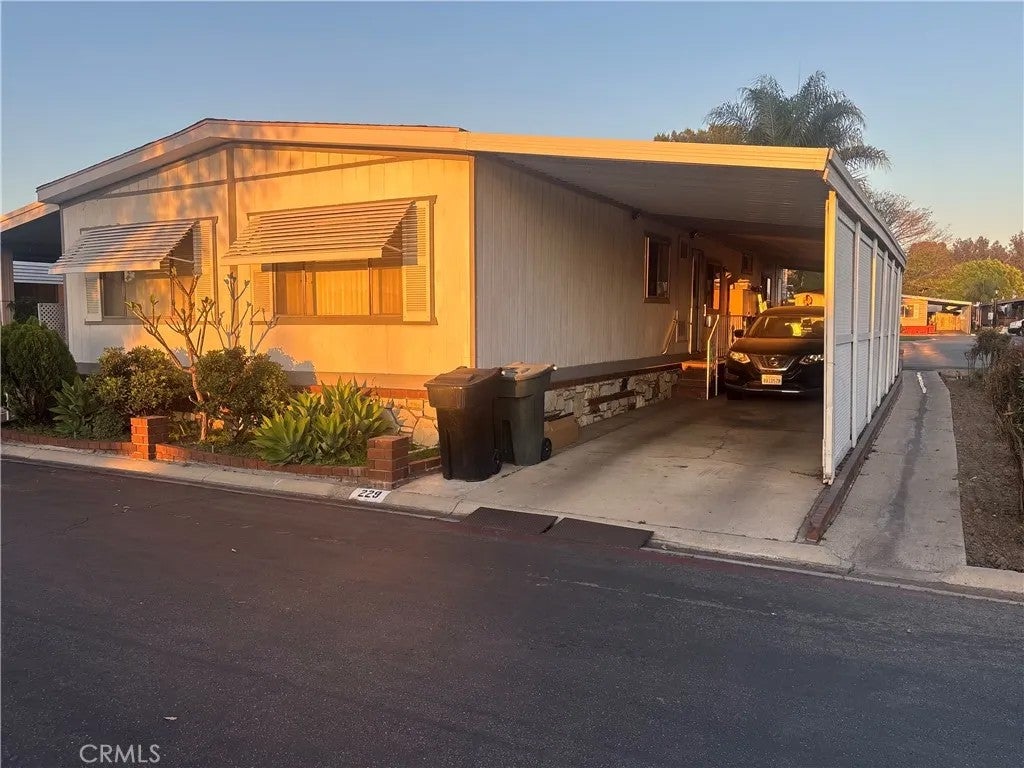1919 W Coronet 229 — photo