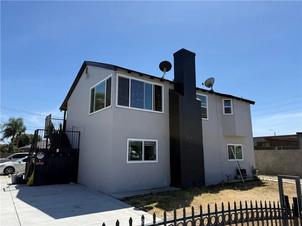 1212 E Sycamore Street — photo