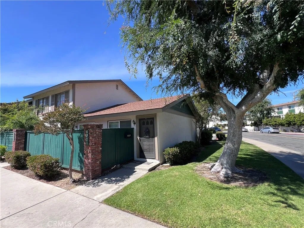 8221 Ginnis Green — photo