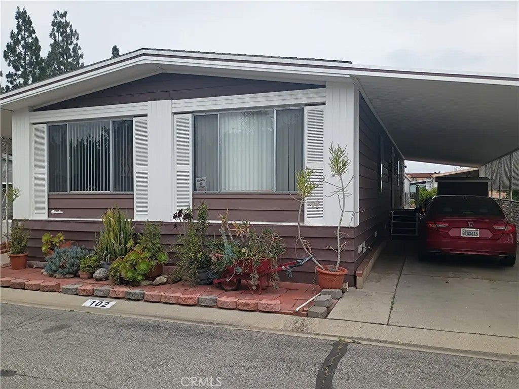 8509 Beverly 102 — photo