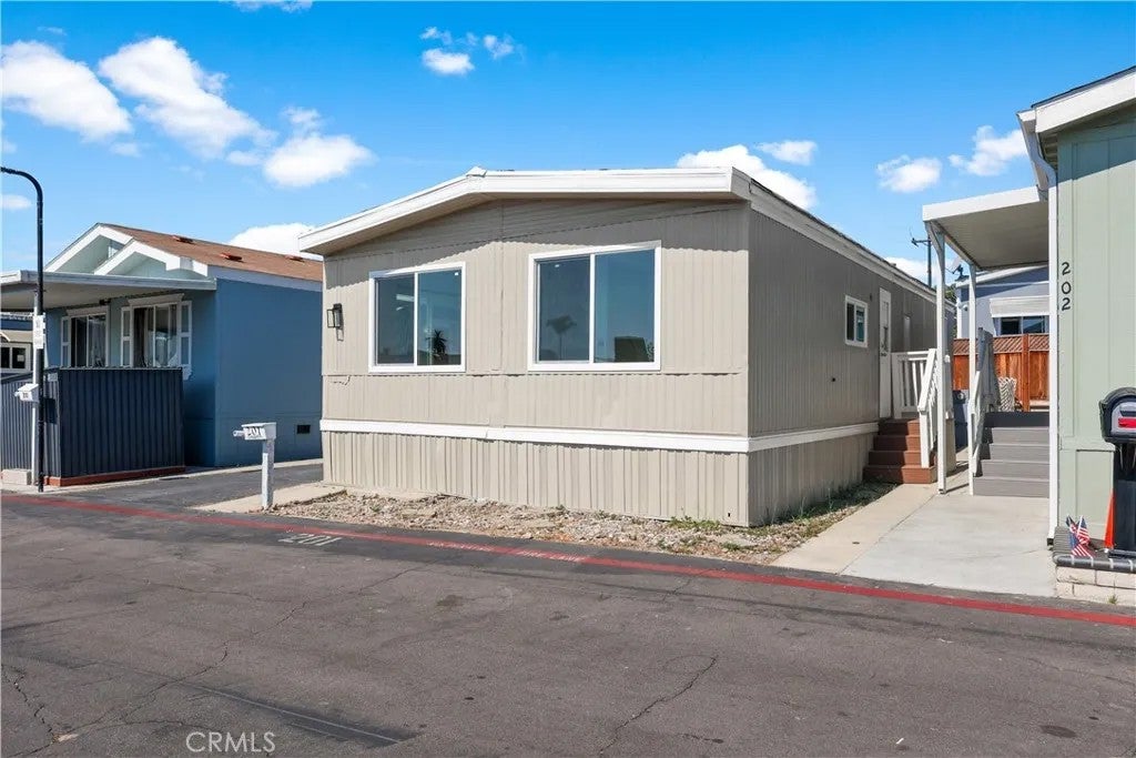 23701 Western 201 — photo