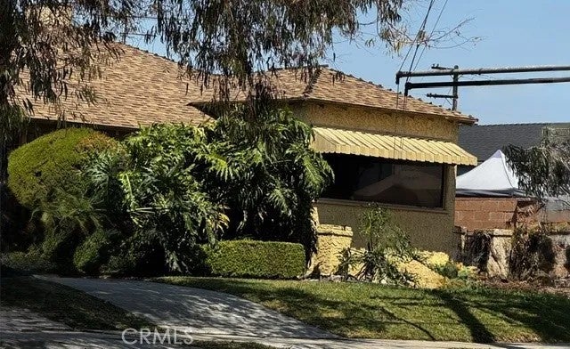 10815 S Hoover — photo