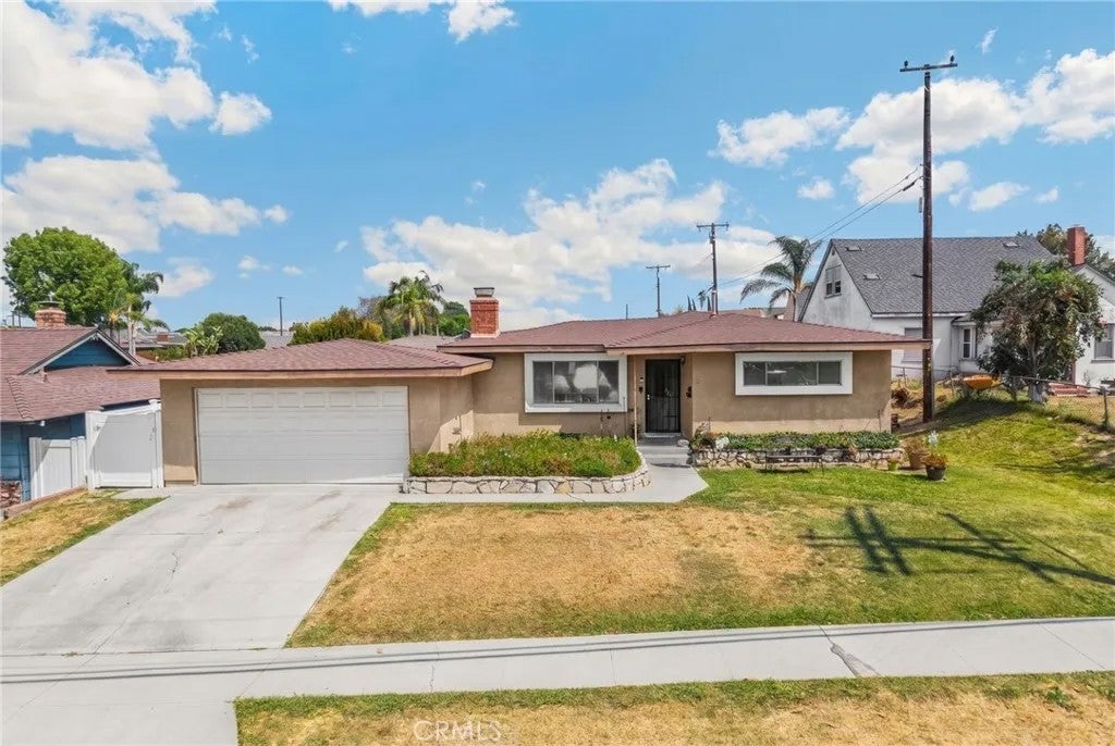 10810 Valley View — photo