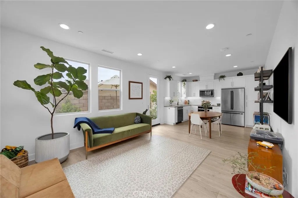 17544 Cameron 102 — photo