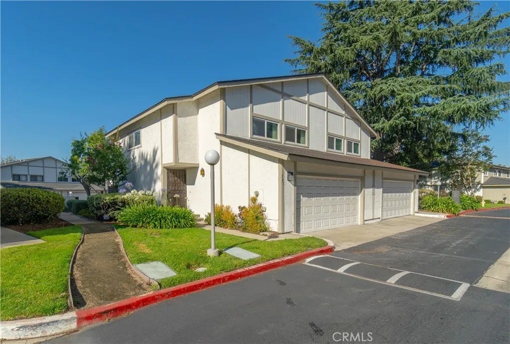 587 S College — photo