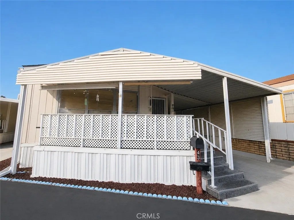 235 S Beach 43 — photo
