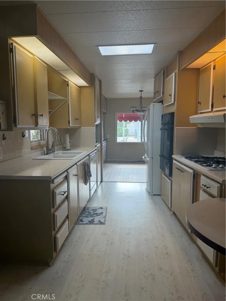 19251 Brookhurst 95 — photo
