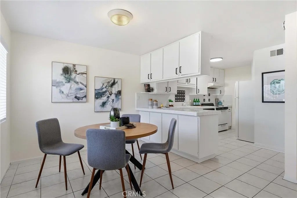 25930 Narbonne 137 — photo