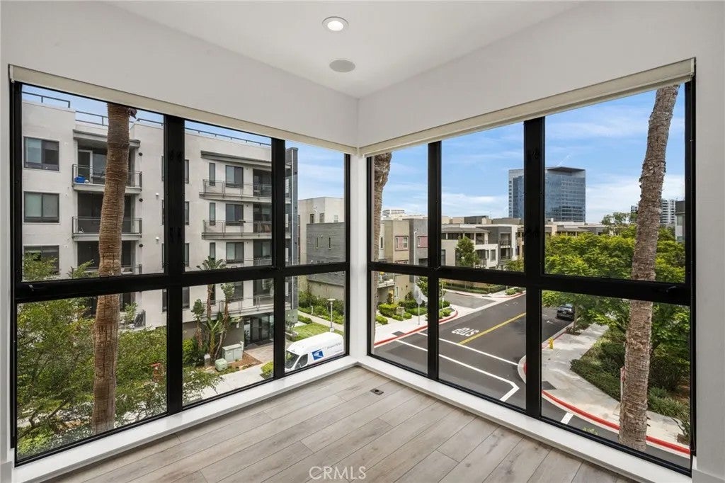 402 Rockefeller 315 — photo