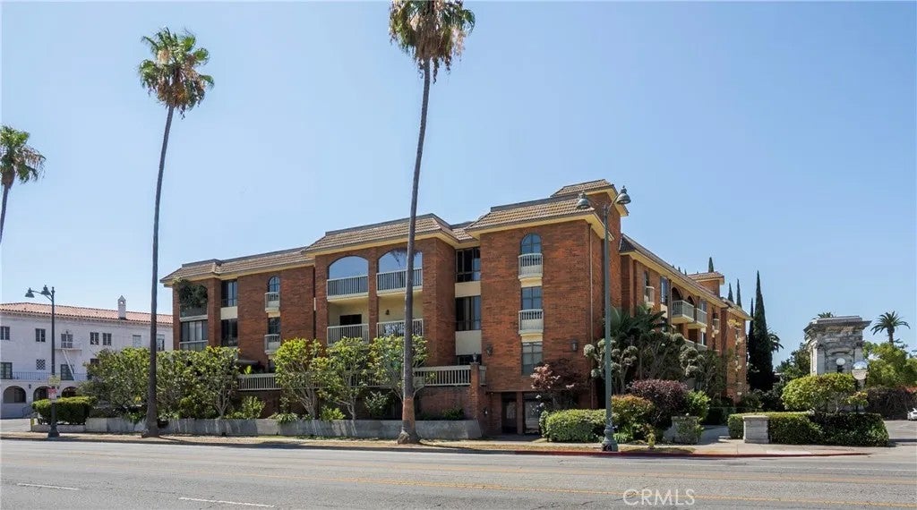 4444 Wilshire 102 — photo