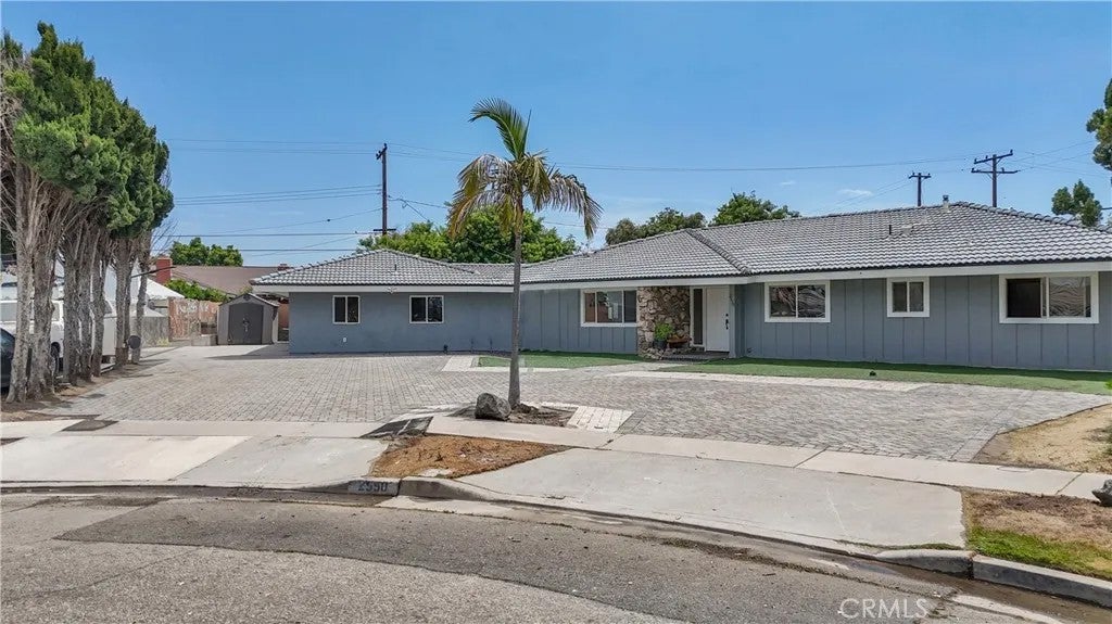 2550 W Rowland Avenue — photo