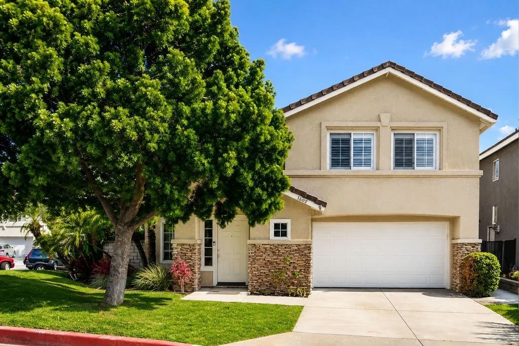 1602 E Autumnridge Court — photo