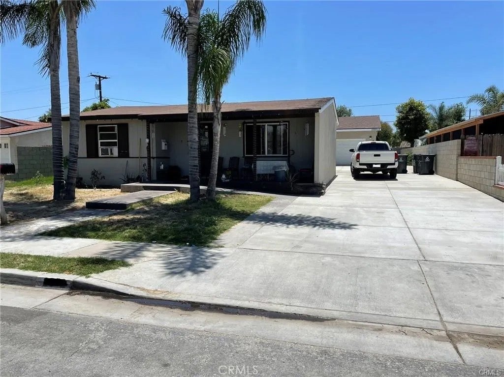 2302 W La Verne Avenue — photo